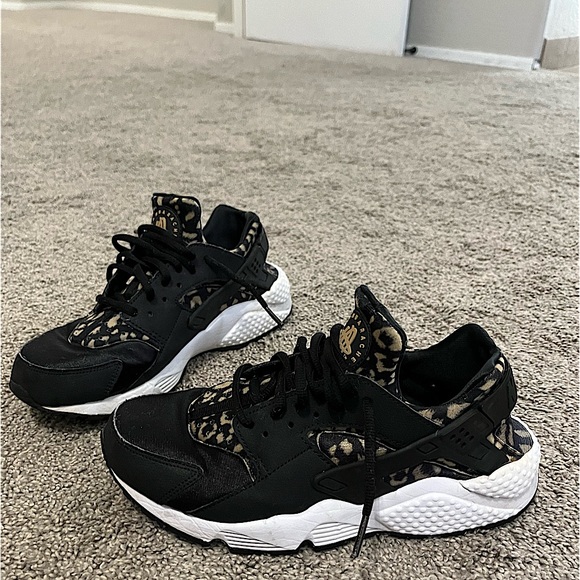 Nike Air Huarache Run Leopard Womens Shoes Black/White/Khaki 🐆 - Picture 2 of 5